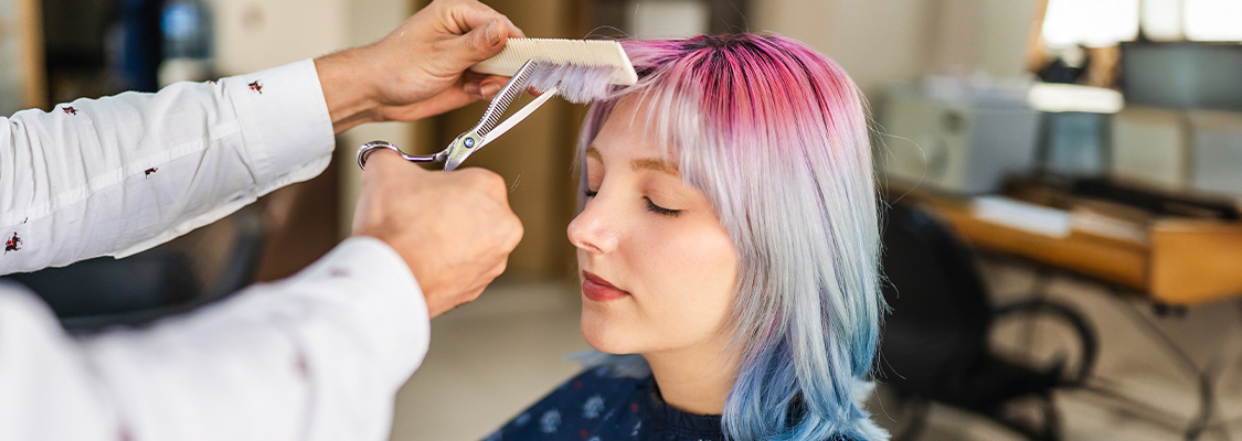 Hairstylist using Wunderbar to create colourful hair 